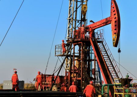 اوپک پلاس تولید نفت را کاهش داد: آینده نرخ ارز و قیمت روبل در روسیه