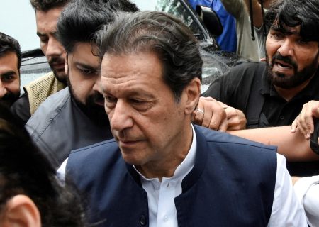 بازداشت عمران خان: چرا نخست وزیر سابق بازداشت شد؟